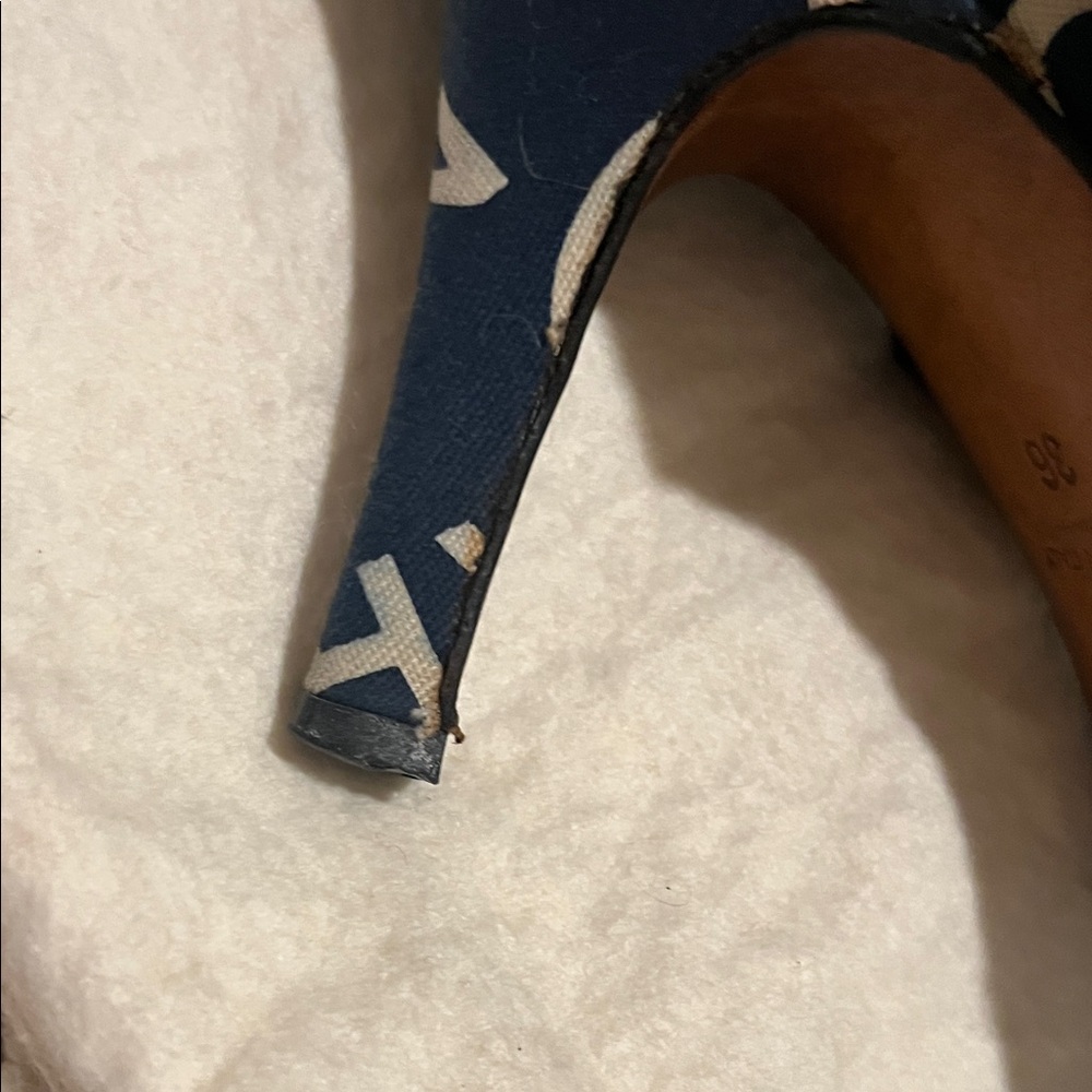 CHANEL Dark Blue and White Heels - Picture 6 of 13